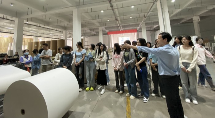 校企联动，融通未来——外国语学院英语系师生深入企业开展学习交流与技术转让专题活动